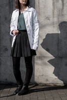 「白血球 ワークジャケット」着用イメージ。