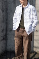 「白血球 ワークジャケット」着用イメージ。