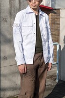「白血球 ワークジャケット」着用イメージ。