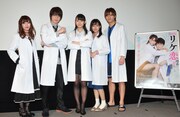 劇場版「リケ恋~理系が恋に落ちたので証明してみた。~」公開記念舞台挨拶より。左から荻野可鈴、西銘駿、浅川梨奈、矢野優花、藤田富。