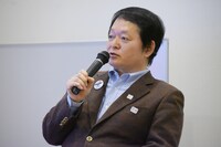 山田貴敏。胸元には「I ▼（ハートマーク）豊島区」の缶バッジが。