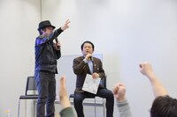 色紙をプレゼントする人を決めるじゃんけん大会の様子。