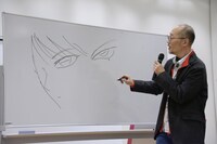 アニメと原作のしろがねの目の違いを描く藤田和日郎。隣では「違いを描いてみてよ」と振った島本和彦が、iPadでアニメのしろがねの画像をこっそりと観客に見せていた。