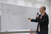 アニメと原作のしろがねの目の違いを描く藤田和日郎。隣では「違いを描いてみてよ」と振った島本和彦が、iPadでアニメのしろがねの画像をこっそりと観客に見せていた。