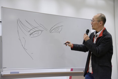 アニメと原作のしろがねの目の違いを描く藤田和日郎。隣では「違いを描いてみてよ」と振った島本和彦が、iPadでアニメのしろがねの画像をこっそりと観客に見せていた。