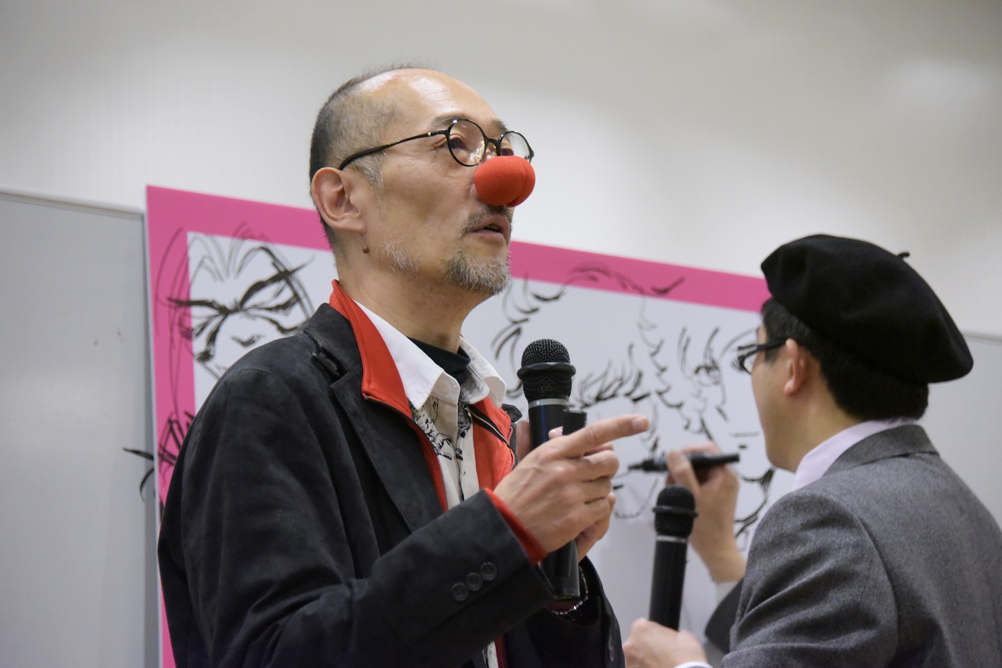 富士鷹ジュビロの鼻を付ける藤田和日郎。