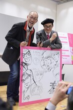 藤田和日郎（左）と島本和彦（右）。ボードに描かれたイラストは、トーク中に執筆された。