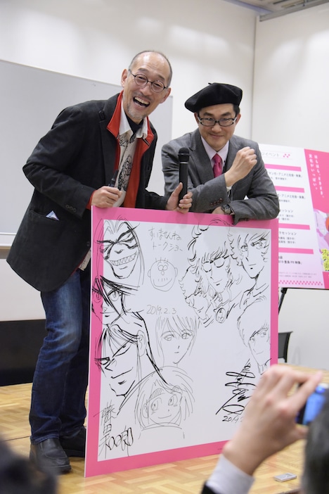 藤田和日郎(左)と島本和彦(右)。ボードに描かれたイラストは、トーク中に執筆された。