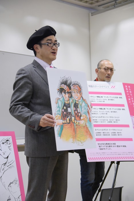 アニメイトの公式キャラクター・アニメ店長と豊島区長のコラボイラストを手にする島本和彦(左)と、それを見つめる藤田和日郎(右)。