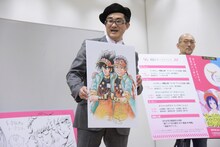 アニメイトの公式キャラクター・アニメ店長と豊島区長のコラボイラストを手にする島本和彦（左）と、それを見つめる藤田和日郎（右）。