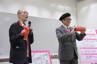 観客にプレゼントするボクシンググローブにイラストを描いた藤田和日郎（左）と島本和彦（右）。