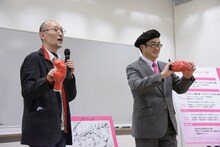 観客にプレゼントするボクシンググローブにイラストを描いた藤田和日郎（左）と島本和彦（右）。