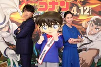 左から山崎育三郎、江戸川コナン、河北麻友子。