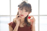 「神風怪盗ジャンヌ」コラボネックレスの着用イメージ。