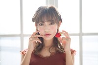 「神風怪盗ジャンヌ」コラボネックレスの着用イメージ。