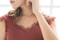 「神風怪盗ジャンヌ」コラボネックレスの着用イメージ。