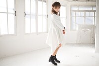 「神風怪盗ジャンヌ」コラボワンピースの着用イメージ。