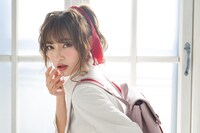 「神風怪盗ジャンヌ」コラボアイテムの着用イメージ。