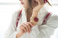 「神風怪盗ジャンヌ」コラボアイテムの着用イメージ。