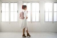 「神風怪盗ジャンヌ」コラボアイテムの着用イメージ。