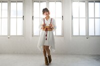 「神風怪盗ジャンヌ」コラボアイテムの着用イメージ。