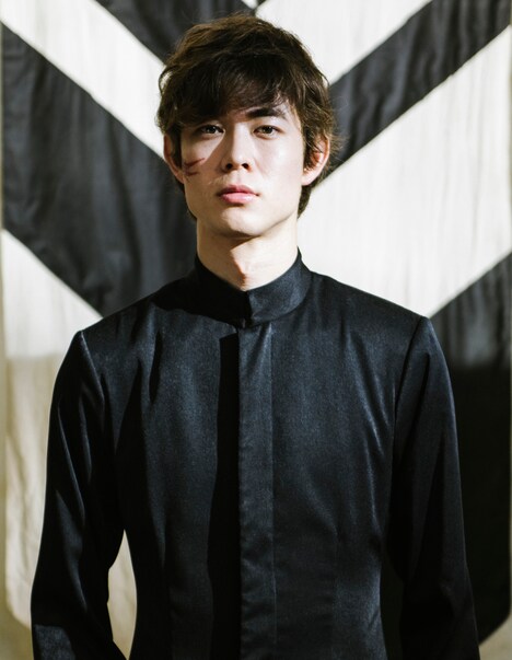 宮沢氷魚扮する村雨天音。