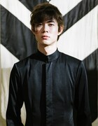 宮沢氷魚扮する村雨天音。