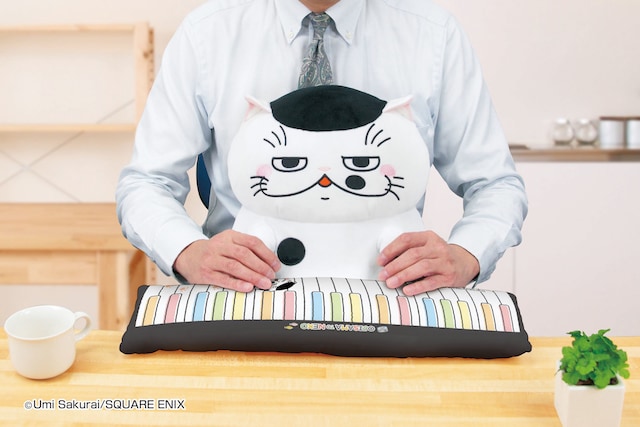 「おじさまと猫PCクッション ふくまる」の使用イメージ。