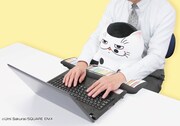 「おじさまと猫PCクッション ふくまる」の使用イメージ。