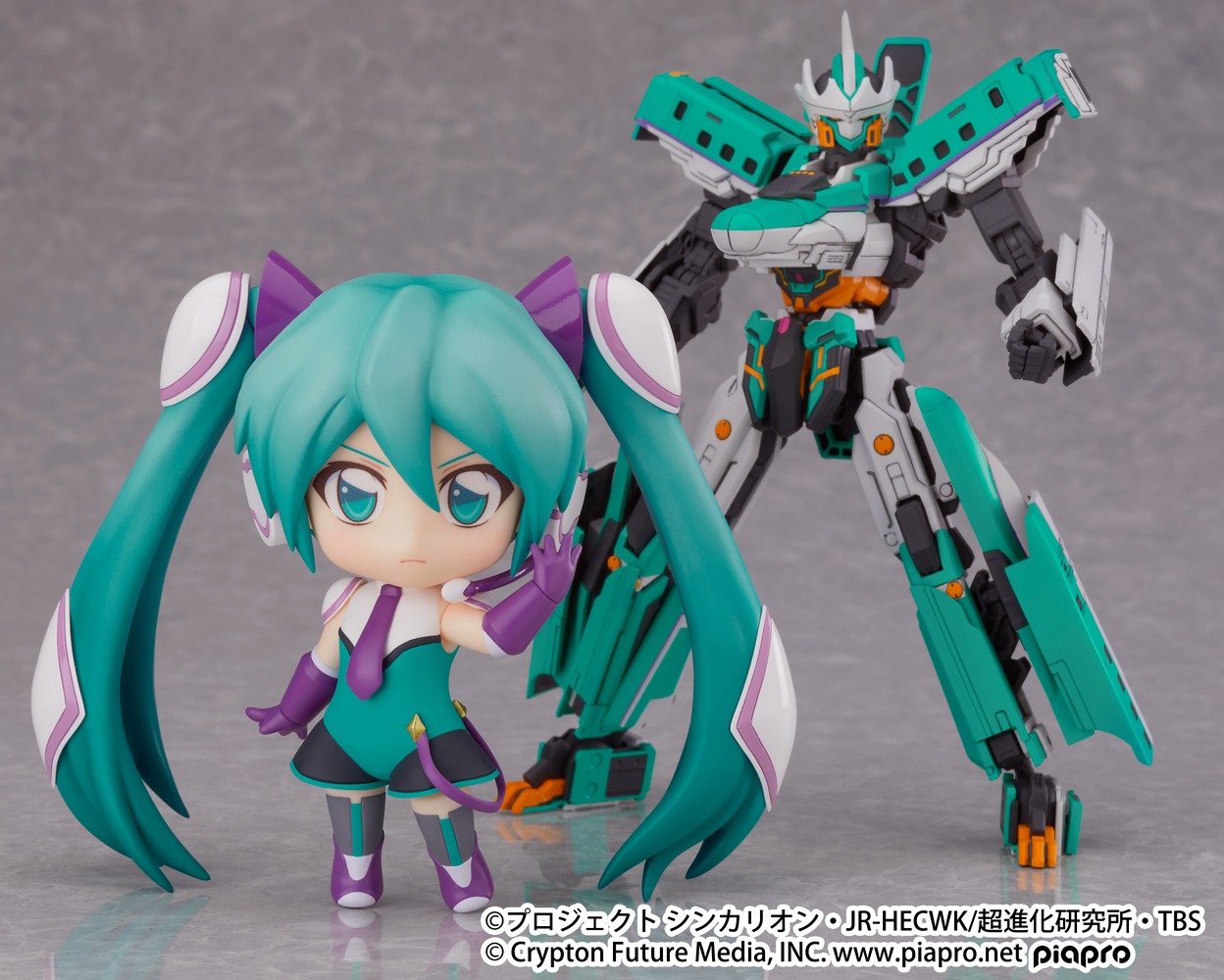 「ねんどろいど 発音ミク」と「MODEROID シンカリオン H5はやぶさ」を合わせて使用した様子。