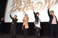 「オールハイルブリタニア」の掛け声で乾杯する4人。