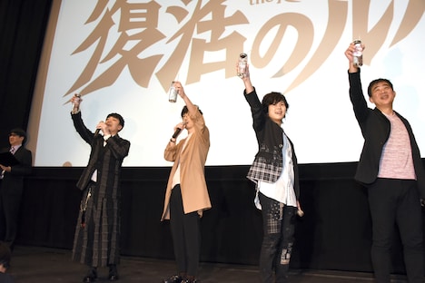 「オールハイルブリタニア」の掛け声で乾杯する4人。