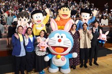 前列左から高橋茂雄（サバンナ）、中岡創一（ロッチ）、辻村深月、ドラえもんの着ぐるみ、広瀬アリス、柳楽優弥、八鍬新之介監督。後列左からしずか、のび太、ジャイアン、スネ夫の着ぐるみ。