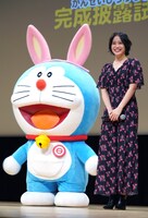 左からドラえもんの着ぐるみ、広瀬アリス。