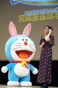 左からドラえもんの着ぐるみ、広瀬アリス。