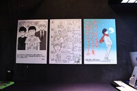 「モブサイコ100 II EXHIBITION」の様子。入り口には原作者のONE、アニメの監督を務める立川譲、キャラクターデザインを務める亀田祥倫からのメッセージイラストが並んでいる。