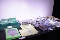 「モブサイコ100 II EXHIBITION」の物販コーナーの様子。