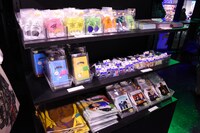 「モブサイコ100 II EXHIBITION」の物販コーナーの様子。