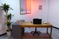 「モブサイコ100 II EXHIBITION」の様子。霊幻新隆のデスクが再現されている。