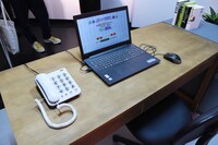 霊幻新隆のデスクを再現したもの。鳴り響く電話を取ると……。