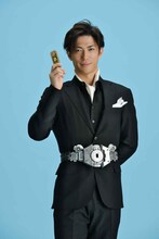 園咲霧彦役の君沢ユウキ。