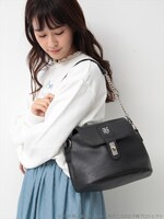 「王国パーティー 2WAYバッグ」の使用イメージ。