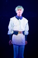 舞台「機動戦士ガンダム 00 -破壊による再生-Re:Build」ゲネプロより、赤澤燈演じるリボンズ・アルマーク。