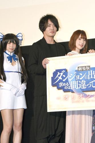 左からえなこ、細谷佳正、内田真礼。