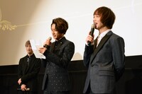 橋本祥平から、自分への手紙を読み上げられる植田圭輔。