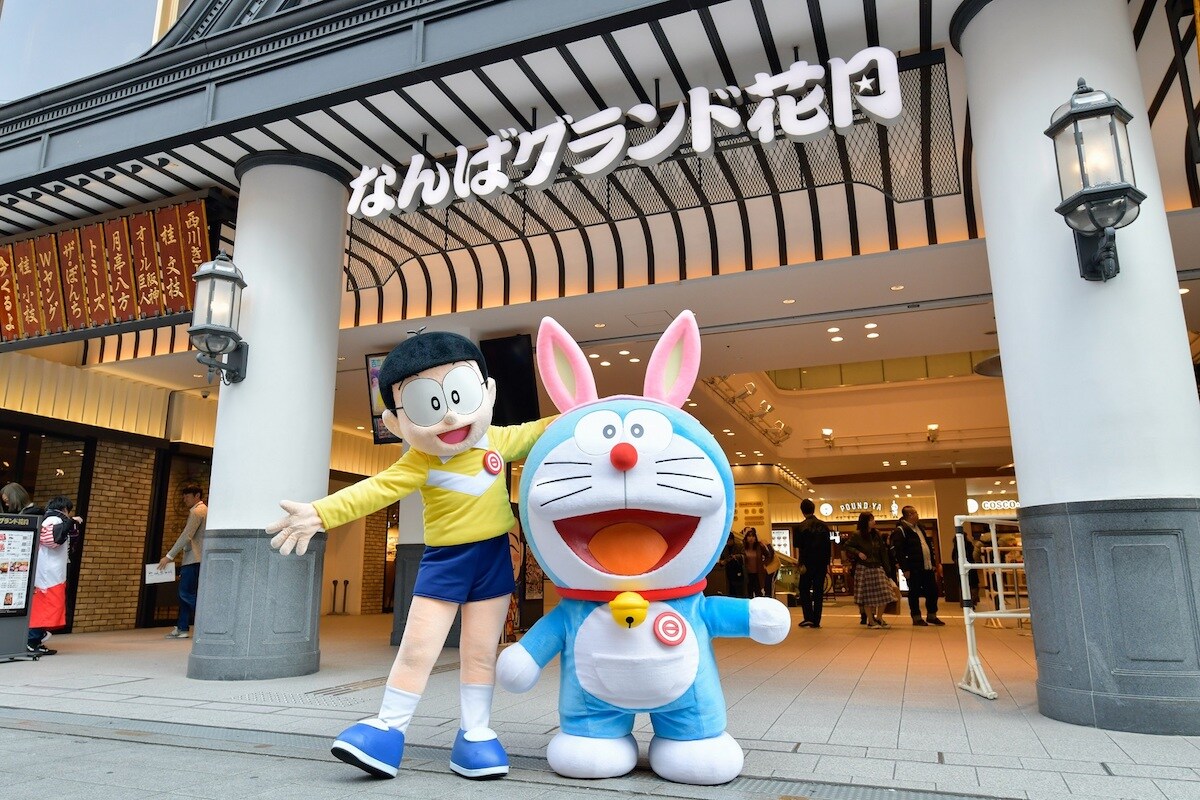 なんばグランド花月にやってきたにドラえもんとのび太。