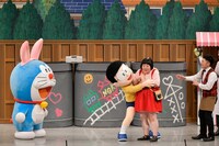 「助けて、ドラえもーん！」と酒井藍に抱きつくのび太。