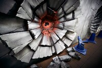 ルフィの「ゴムゴムの火拳銃」の痕跡を再現したグラフィック。