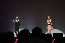 左から「ワイッホー！」を歌う瀬戸麻沙美と芹澤優。