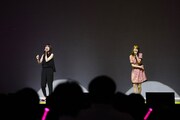 左から「ワイッホー!」を歌う瀬戸麻沙美と芹澤優。
